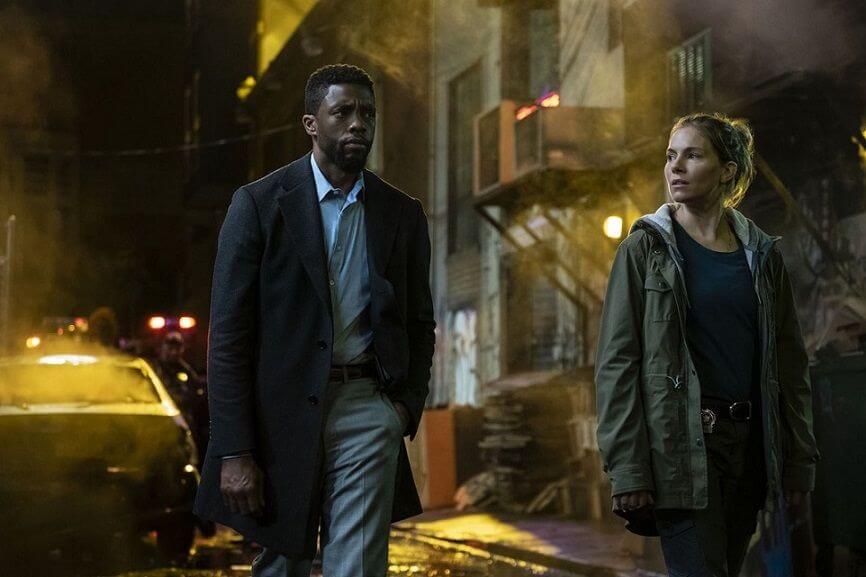 Los actores Chadwick Boseman y Sienna Miller en una de las escenas de Manhattan sin salida interpretando a Davis y Frankie respectivamente.