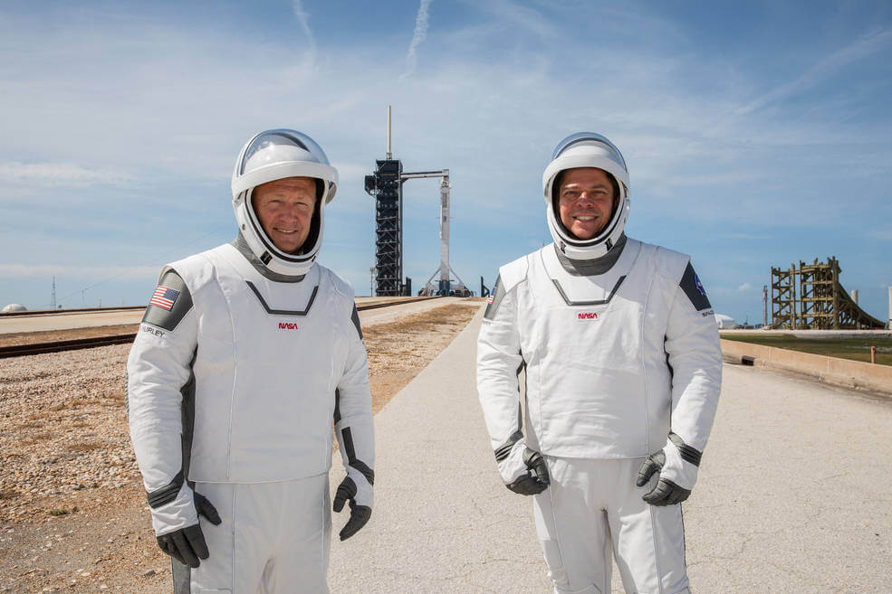 Douglas Hurley y Robert Behnken posan para la NASA