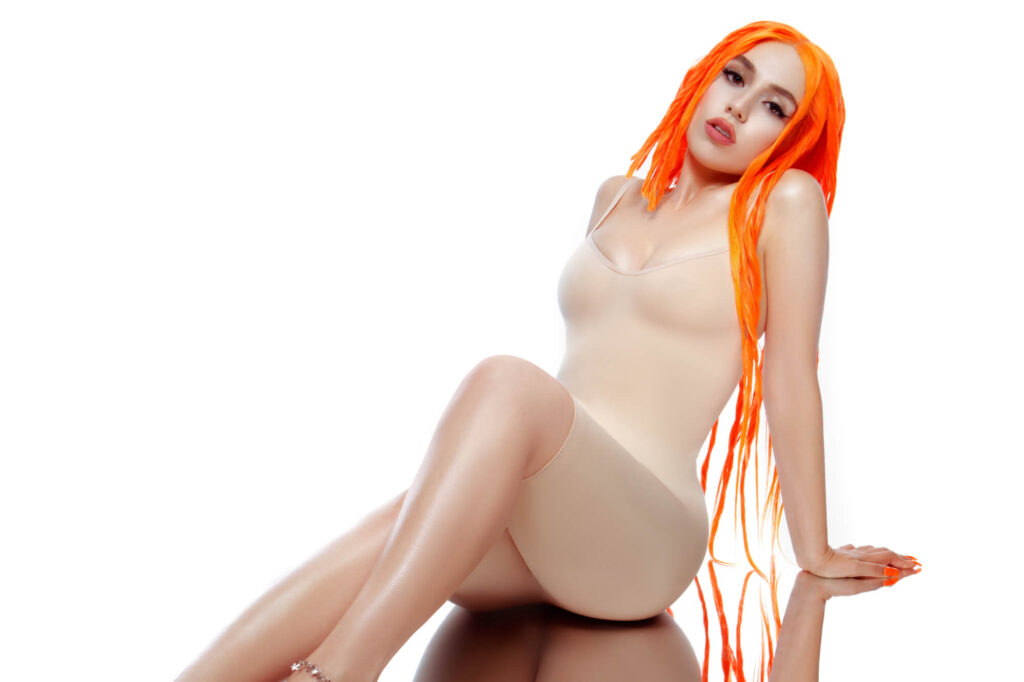 Ava Max en el videoclip de Naked, último single de su disco Heaven & Hell