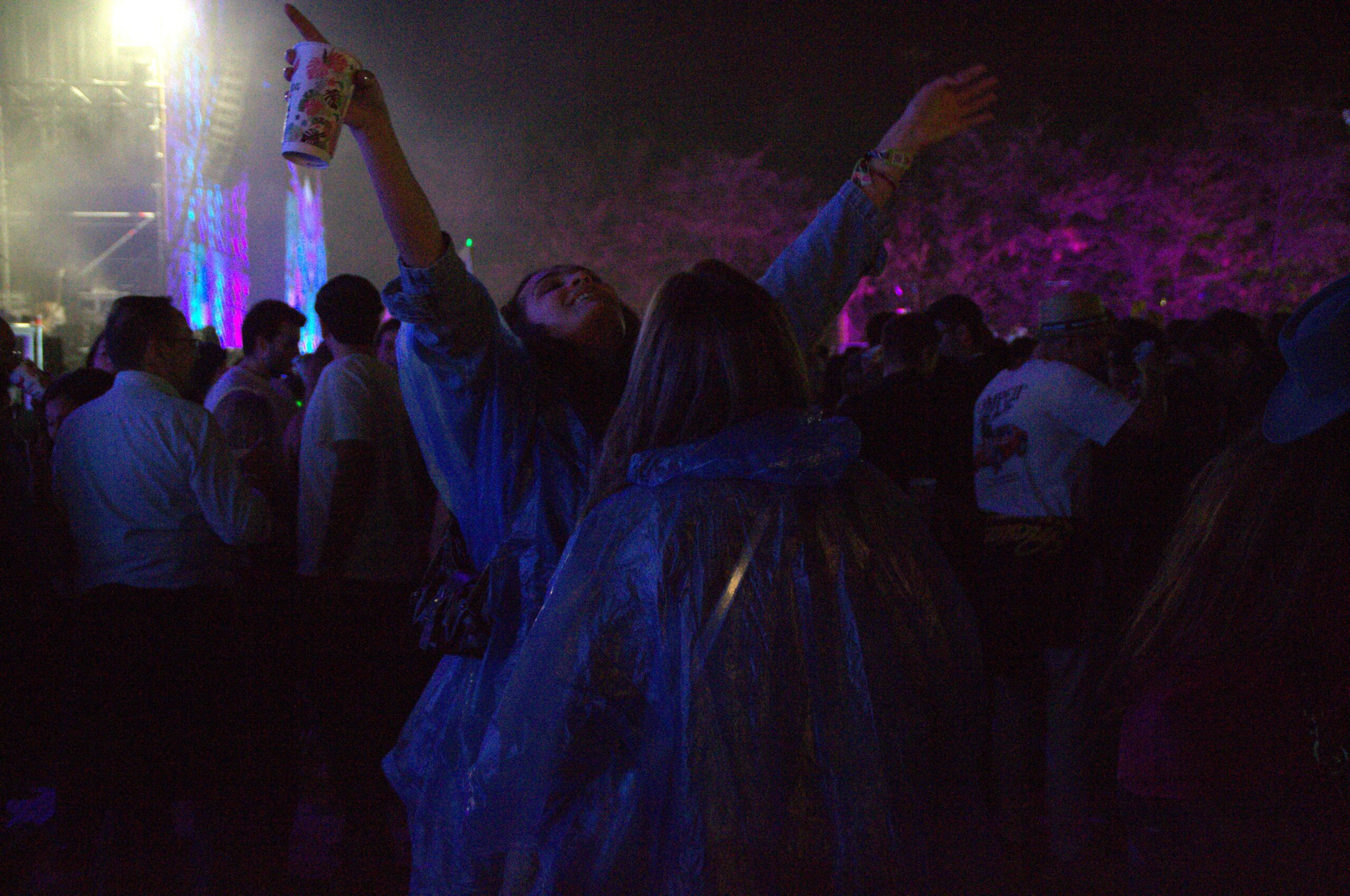 A pesar de la lluvia, la fiesta continuó en el Jardín de las Delicias