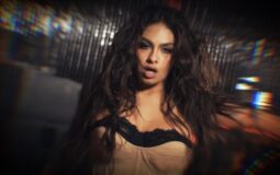 Cora Aldara revive el espíritu del pop dosmilero con “NEWSTAR”