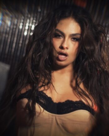 Cora Aldara revive el espíritu del pop dosmilero con “NEWSTAR”
